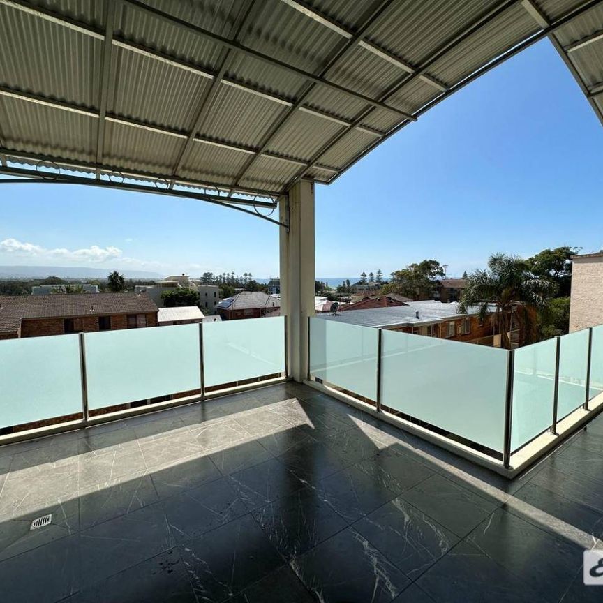 NORTH WOLLONGONG MODERN 3 BED UNIT - Photo 1