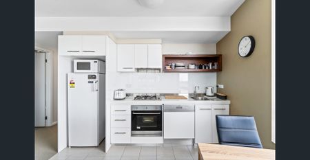 Stylish Fully Furnished 1-Bedroom Apartment - Photo 5