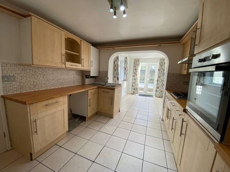 Graham Crescent BN41 2YB 3 bedroom house to rent - Photo 4