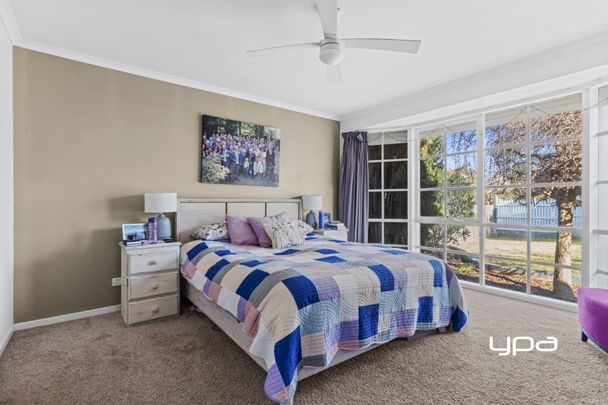 Great Court Location home that ticks all the Boxes. - Photo 1