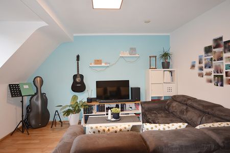 Wie gemacht für das erste Nest – helle 2-3-Zimmer Dachgeschoss-Wohnung in schönem Altbau - Photo 2