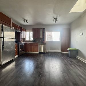 Downtown/Atwater - Large Bright 5 1/2 - Photo 3