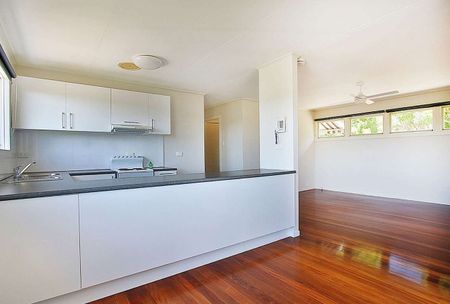 Spacious Block, Bright Interiors and Excellent School Zoning - Photo 3