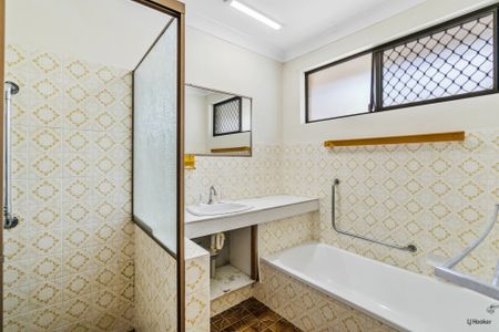 SPACIOUS TWO BEDROOM GROUND FLOOR UNIT - GREAT LOCATION! - Photo 4