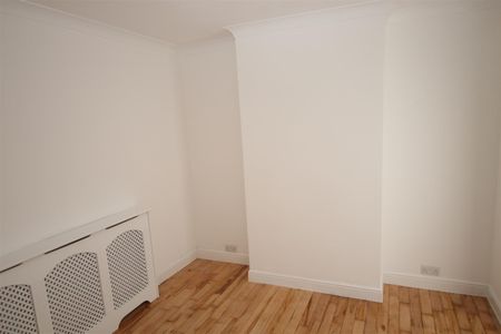 2 bedroom Terraced House to let - Photo 4