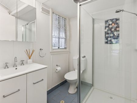 Unique Heritage Style One Bedroom Unit - Photo 5