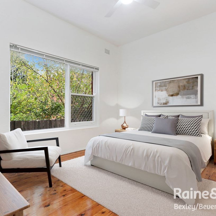 Well Presented Two Bedroom Apartment- Close To All Amenities! - Photo 1
