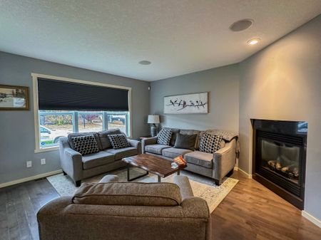 Family Living In Evanston – Steps From Schools, Parks & Shopping Double Garage - Photo 3