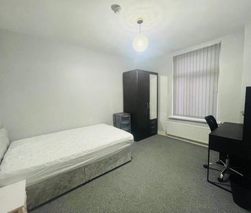 Room in a Shared House, Honor St, M13 - Photo 6