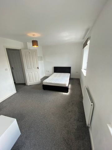 6 Bed Semi-Detached House, Slade Baker Way, BS16 - Photo 3