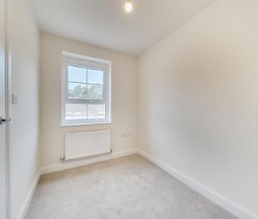 4 bedroom end of terrace house to rent - Photo 1