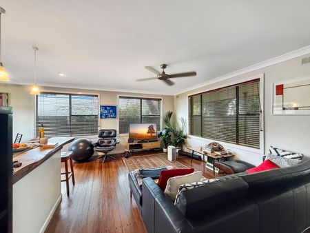 Charming Home In Prime Location - Walk to Town & Beaches - Photo 3