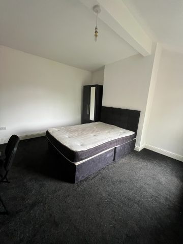 Room in a Shared House, Croft Street, M7 - Photo 4