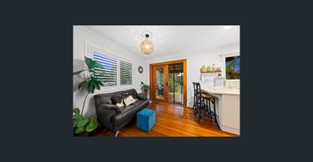 Stylish Family Living on a Generous 926m² Block - Photo 2