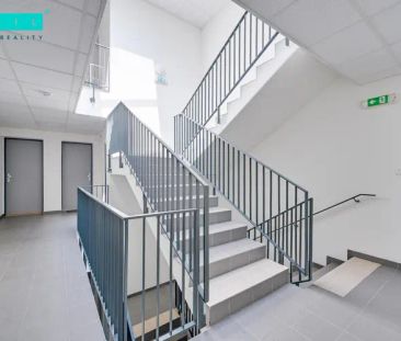 Pronájem krásné novostavby bytu s terasou nacházející se na ulici V... - Fotografie 1