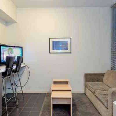 2 Bedroom Apartment - Small High Level - Photo 1