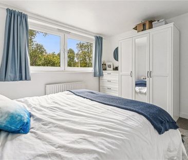 This spacious two-bedroom flat, which has it's own private entrance... - Photo 2