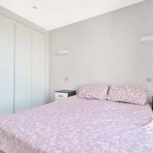 1 bedroom flat in London - Photo 2