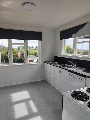 3BR Home in Marchwiel! Lawns included! - Photo 5