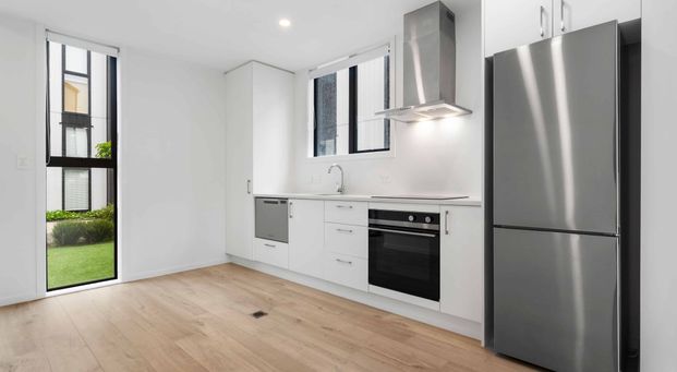 Modern 2022 built 2 bed, 2 bath with carpark - Photo 1