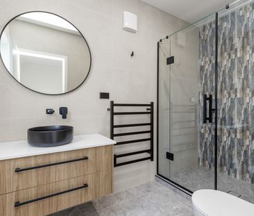 For rent is a luxurious, high-spec three-bedroom townhouse located ... - Photo 3