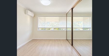 Renovated 4-Bedroom Family Home with Expansive Yard & Ample Parking - Photo 4