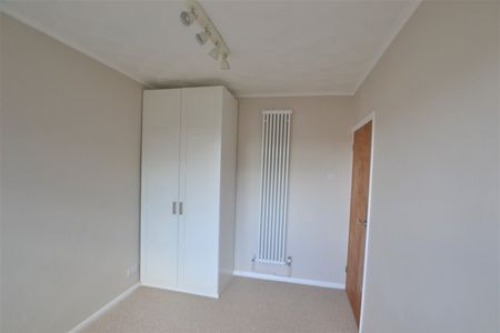 A 2 Bedroom Flat Instruction to Let in Bexhill-on-Sea - Photo 3