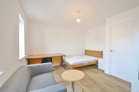 5 Bed Semi-Detached House, Clover Way, BS34 - Photo 4