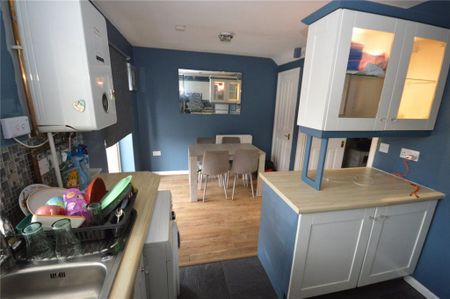 3 bedroom end of terrace house to rent - Photo 3