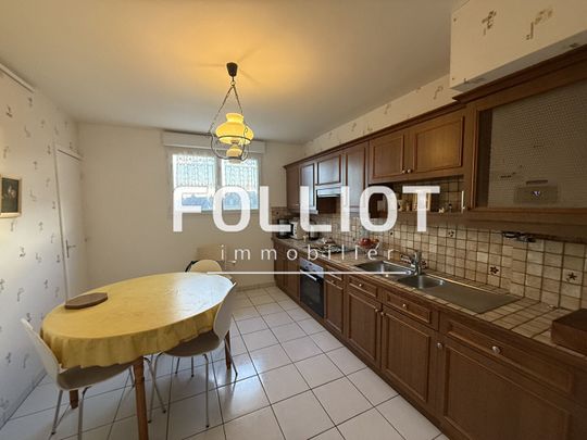 Grand T3 - Centre de Fougères - 3ème étage - Parking & cave- Réf. 2528CV - Photo 1