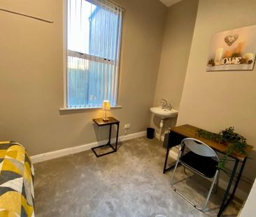 22 University Street, Room 1, All Bills Included, Belfast, BT7 1FZ - Photo 3