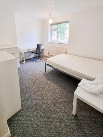 4 bedroom semi-detached house to rent - Photo 3