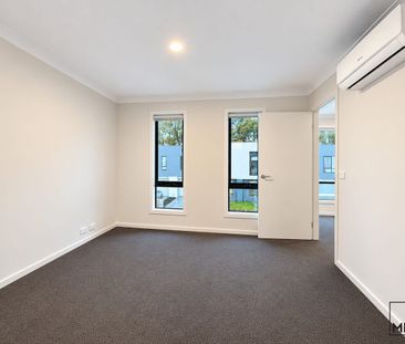 Modern Family Living in South Morang - Photo 2