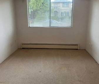 ****KITS****1 bdrm in a shared suite **** - Photo 2