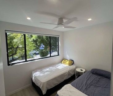 East Brisbane - Photo 2