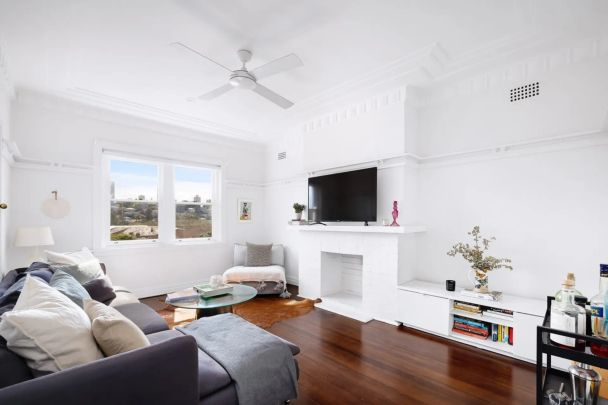 Art Deco Character and Contemporary Style in a Boutique Block of Seven - Photo 1