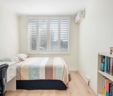 Panoramic water views and plenty of sunshine - Photo 2