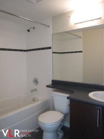 Condo in Downtown Vancouver, British Columbia - Photo 3