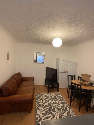 Newly refurbished professional house share near Highfield Room 2 - Photo 2