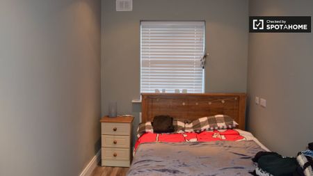 Furnished room in 4-bedroom houseshare in Whitehall, Dublin - Photo 3