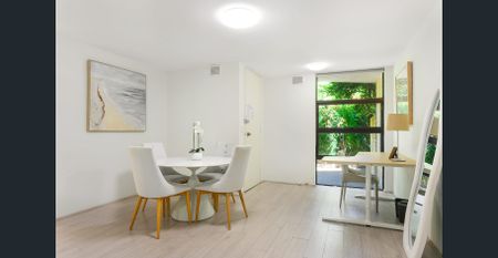 Modern 3 Bedroom Townhouse with Courtyard in Prime North Sydney Location - Photo 5