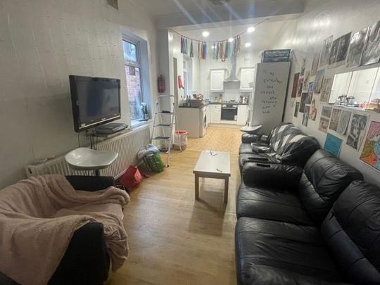 6 bedroom private hall to rent - Photo 1