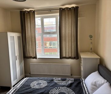 Room in a Shared Flat, Streatham High Road, SW16 - Photo 1