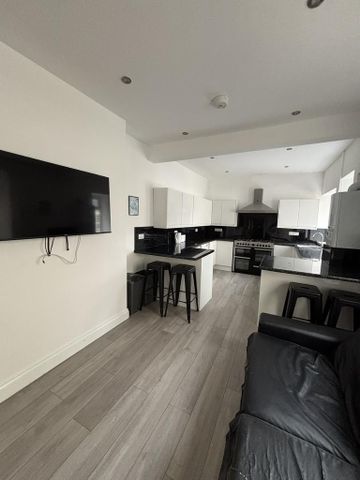 6 bedroom terraced house to rent - Photo 5