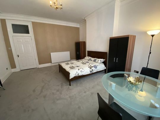 1 bedroom in a flat share to rent - Photo 1