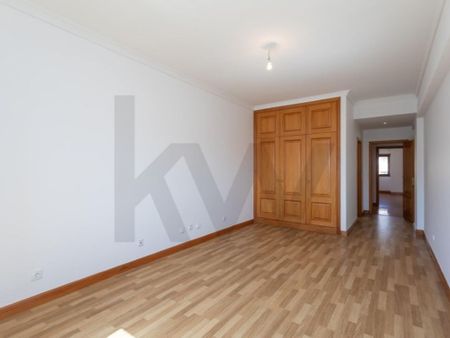 4 room luxury Apartment for rent in Carnide, Portugal - Photo 3