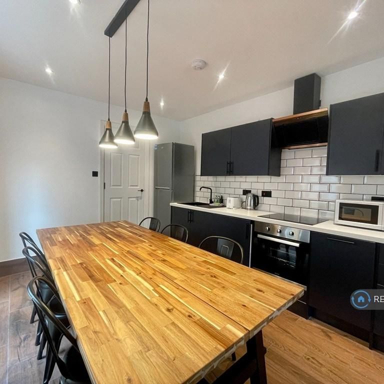 1 bedroom in a house share to rent - Photo 1