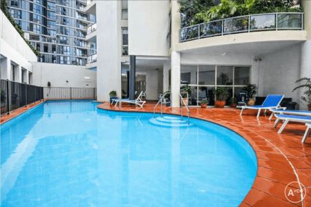 Stylish & Spacious Apartment in the Heart of Bondi Junction - Photo 2