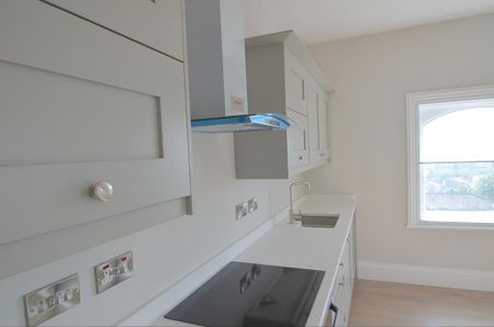 2 bedroom penthouse to rent - Photo 2