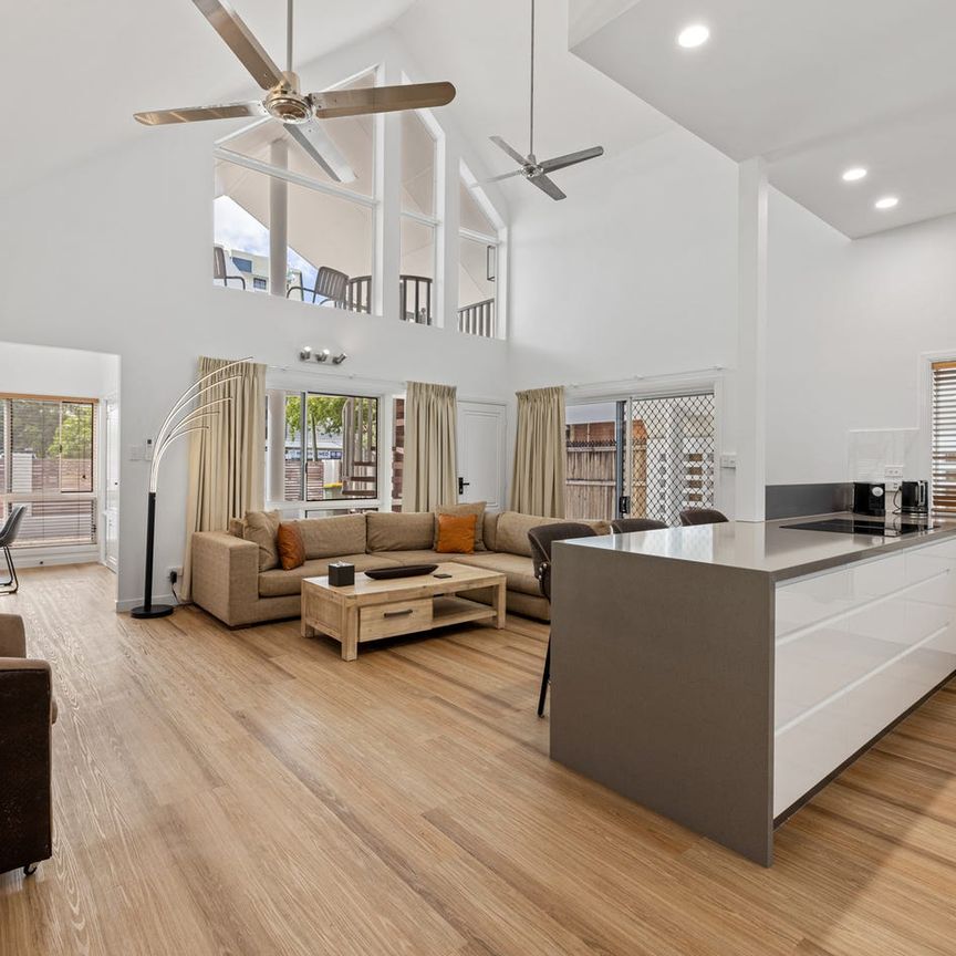 Architecturally designed Lake Street residence – sophisticated city living - Photo 1